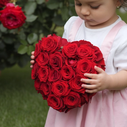 criança com coração de flores